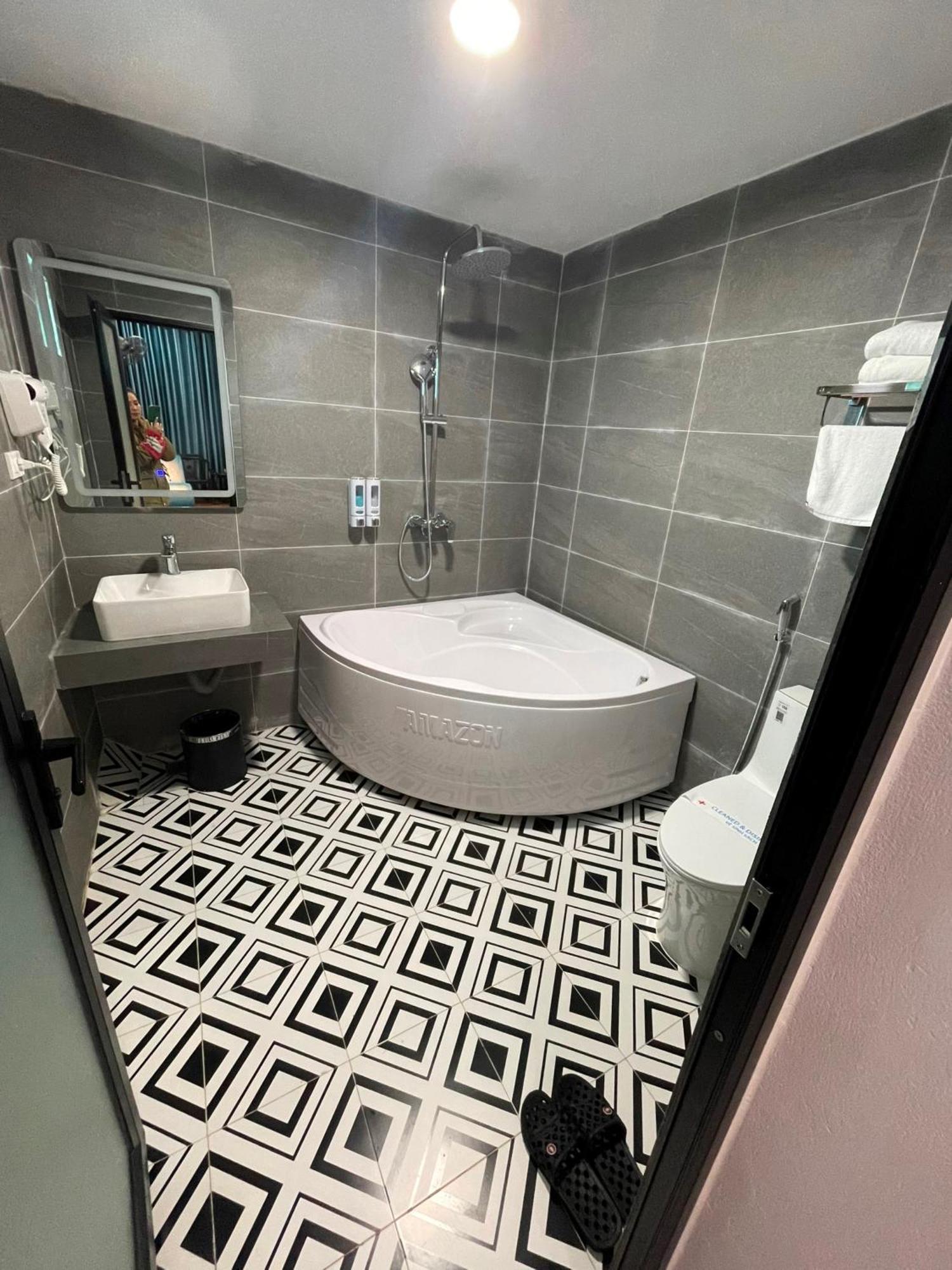 Nhat Tan Hotel Hanoi Kültér fotó